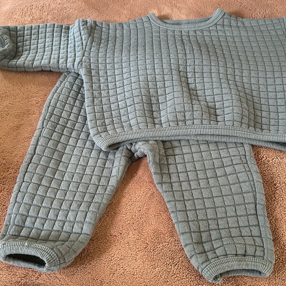Quincy Mae sweatsuit. Matching top and bottom. Size 6-12 months.